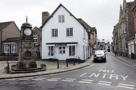 clock_looking_back_up_towards_george&dragon_and_talbot_inn